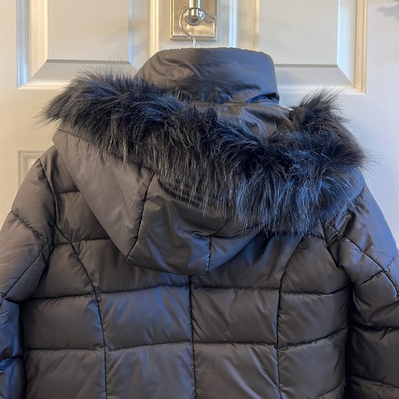 Gorgeous Goose Down Coat with fur hood - Picture 8 of 8
